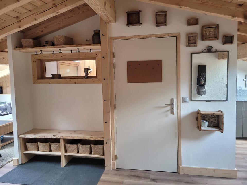 Facade/entrance, wardrobe