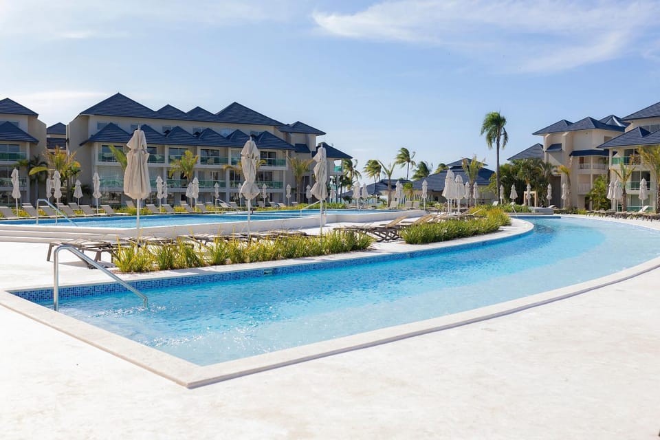Swimming pool, sunbed