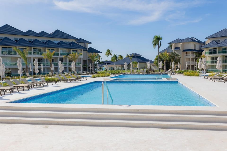 Swimming pool, sunbed
