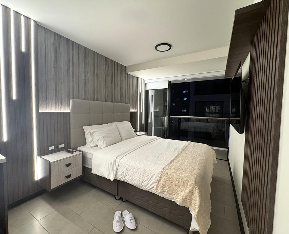 Bed, TV and multimedia, Photo of the whole room, Bedroom