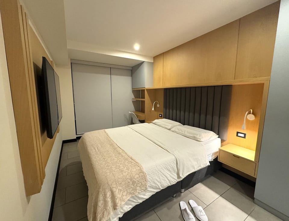 Bed, TV and multimedia, Seating area, Bedroom