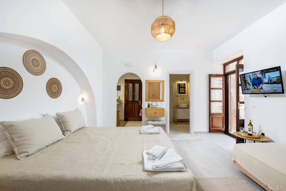 Bed, TV and multimedia, Seating area, Bedroom