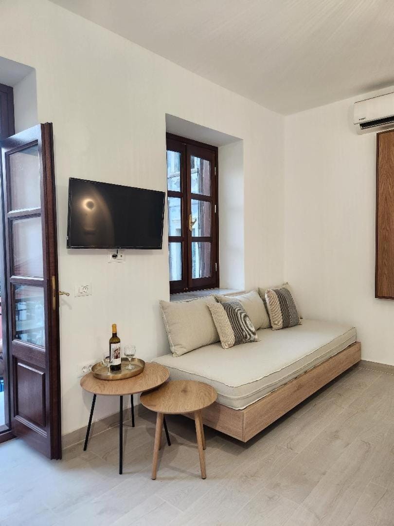 Bed, Seating area
