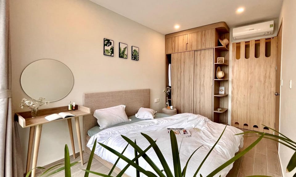 Bed, Photo of the whole room, Seating area, Bedroom, wardrobe, air conditioner