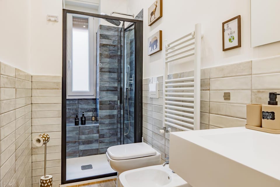 Toilet, bidet
