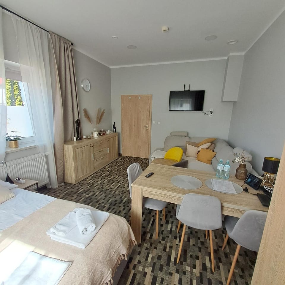 Bed, TV and multimedia, Living room, Photo of the whole room, Seating area