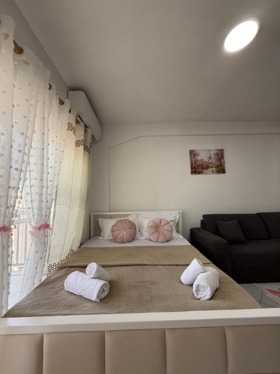 Property building, Bed, Coffee/tea facilities, Living room, Photo of the whole room, Bedroom, Seasons, cot, soundproof, towels, kitchen, air conditioner