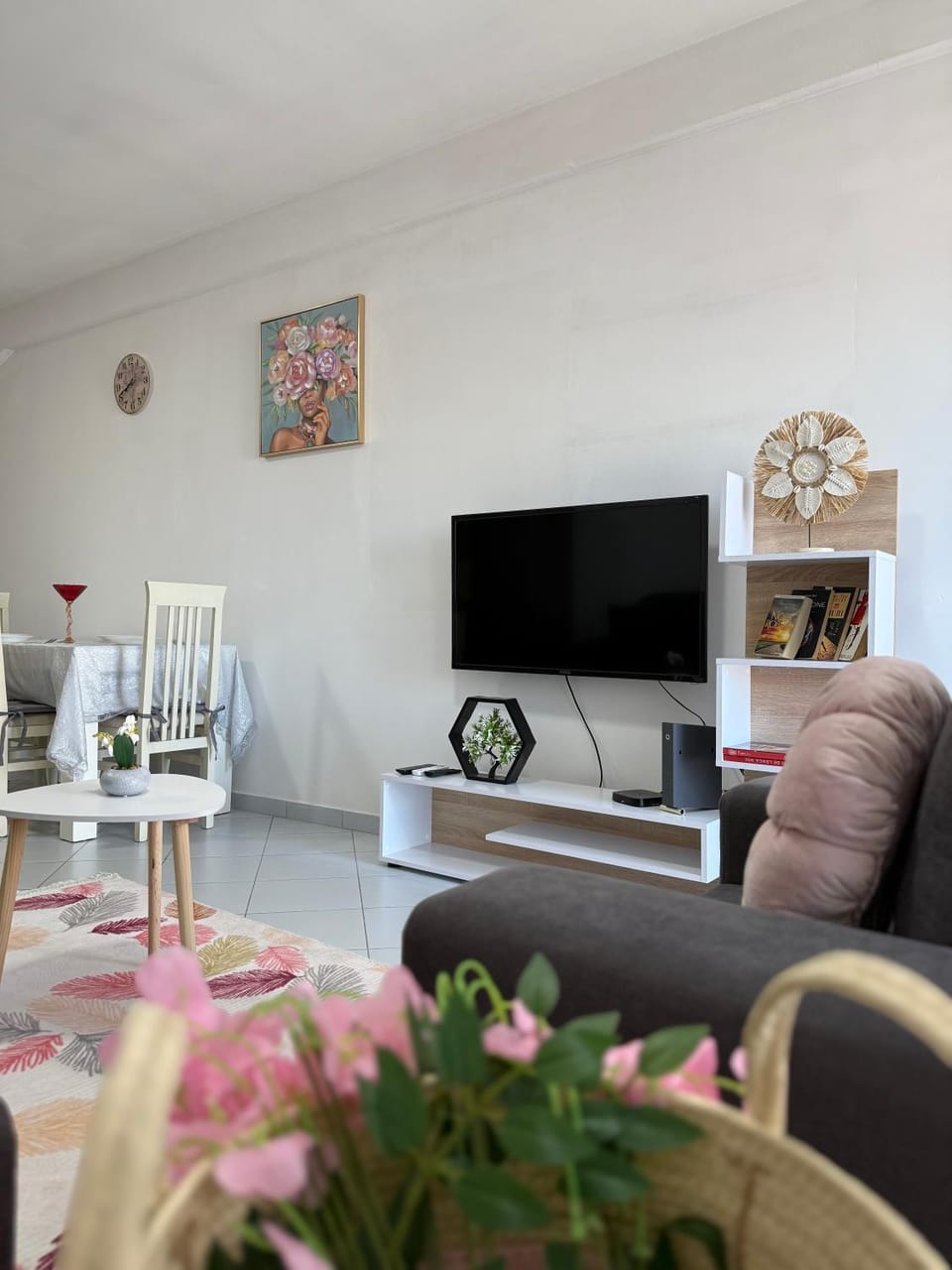 Communal lounge/ TV room, TV and multimedia, Living room, Decorative detail, Seating area, Evening entertainment