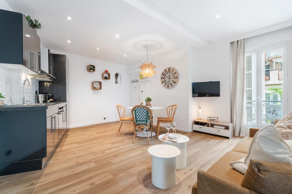 Kitchen or kitchenette, Living room, Dining area