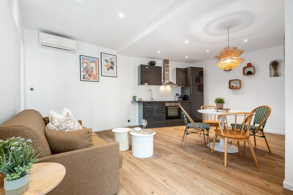 Kitchen or kitchenette, Living room, Seating area