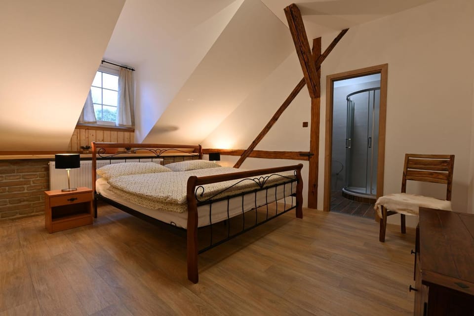 Photo of the whole room, Bedroom