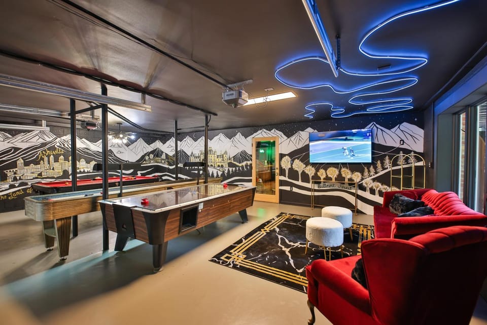 Biltmore Forest Retreat Sauna Hot tub Game Rm House in Asheville