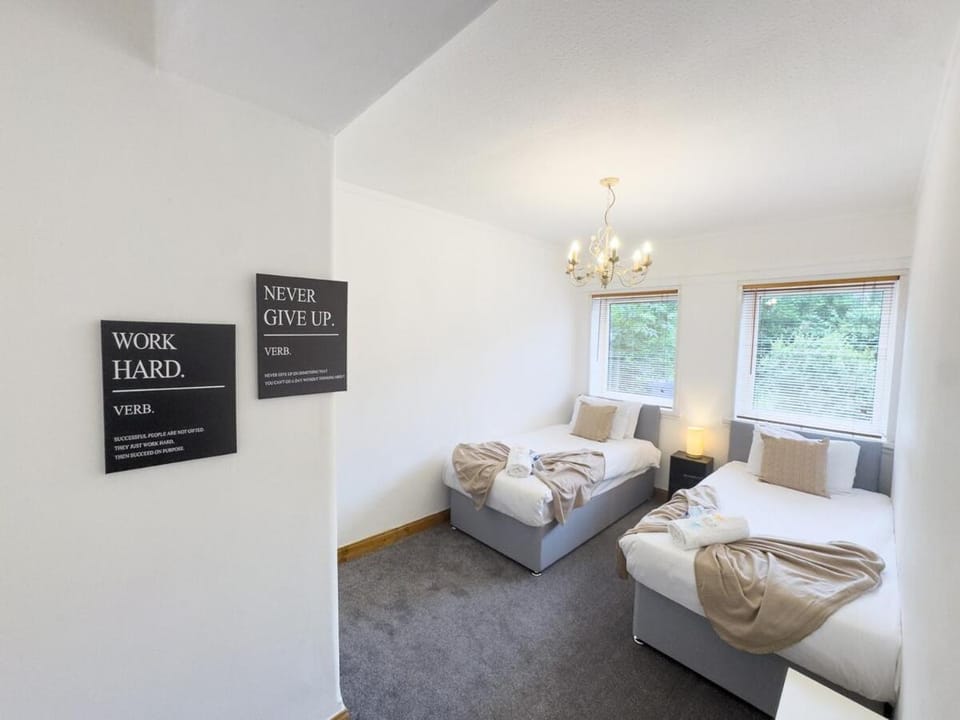 Clydebank 2 Bedroom Home Apartment in Glasgow