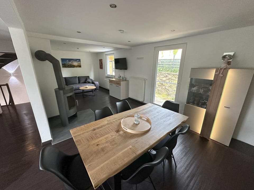 Communal lounge/ TV room, TV and multimedia, Living room, Seating area, Dining area
