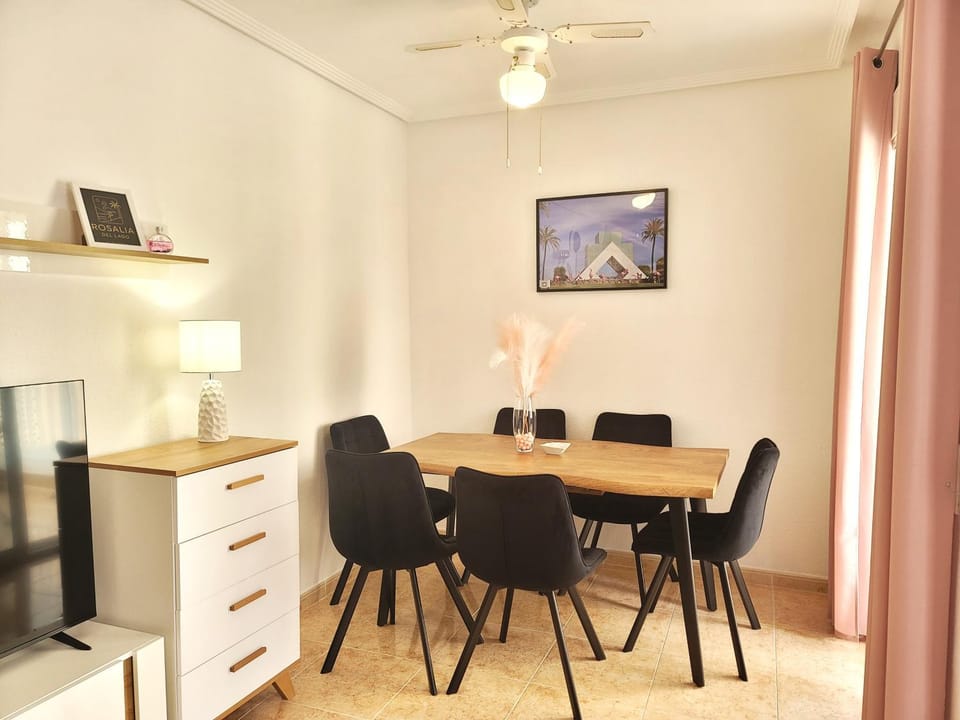 TV and multimedia, Living room, Seating area, Dining area