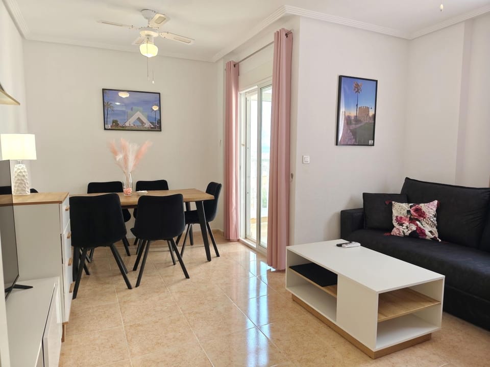 TV and multimedia, Living room, Seating area, Dining area