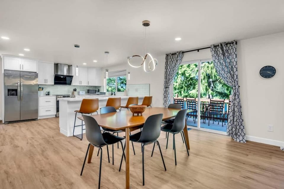 Exclusive Lakefront For 10 with Sauna Kayaks Peace House in Everett