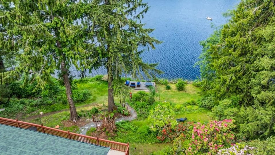 Lakefront Retreat for 6 with Stunning Views Sauna House in Everett
