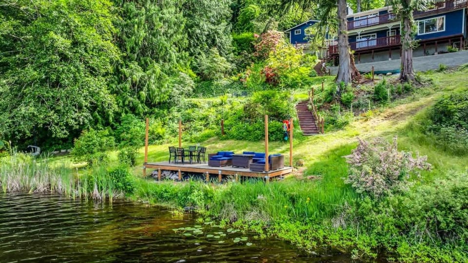 Lakefront Retreat for 6 with Stunning Views Sauna House in Everett