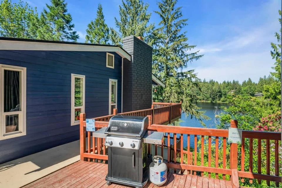 Lakefront Getaway For 4 with Swimming Kayaks and More House in Everett