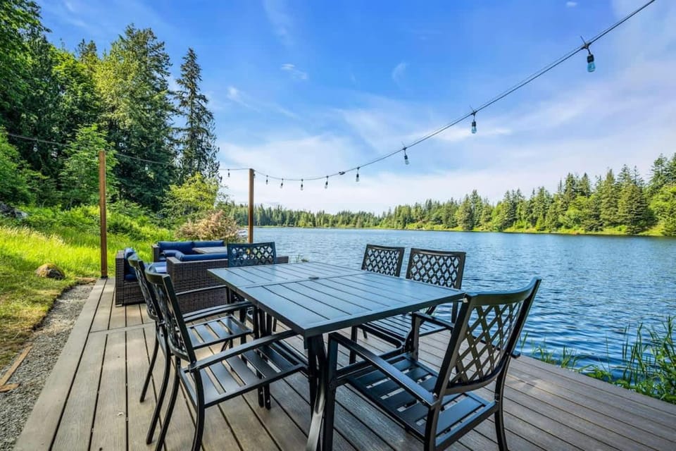 Lakefront Getaway For 4 with Swimming Kayaks and More House in Everett