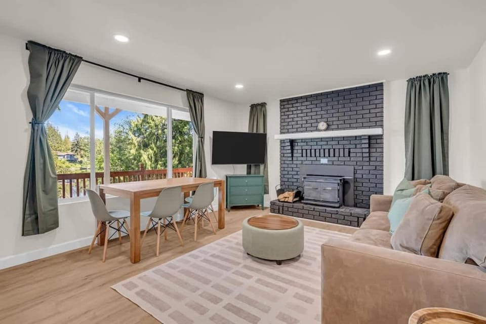Lakefront Getaway For 4 with Swimming Kayaks and More House in Everett