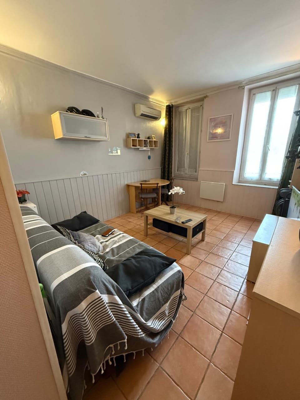 Photo of the whole room, Seating area