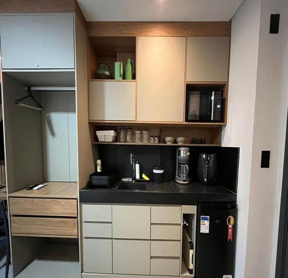Coffee/tea facilities, Kitchen or kitchenette, minibar, oven, stove