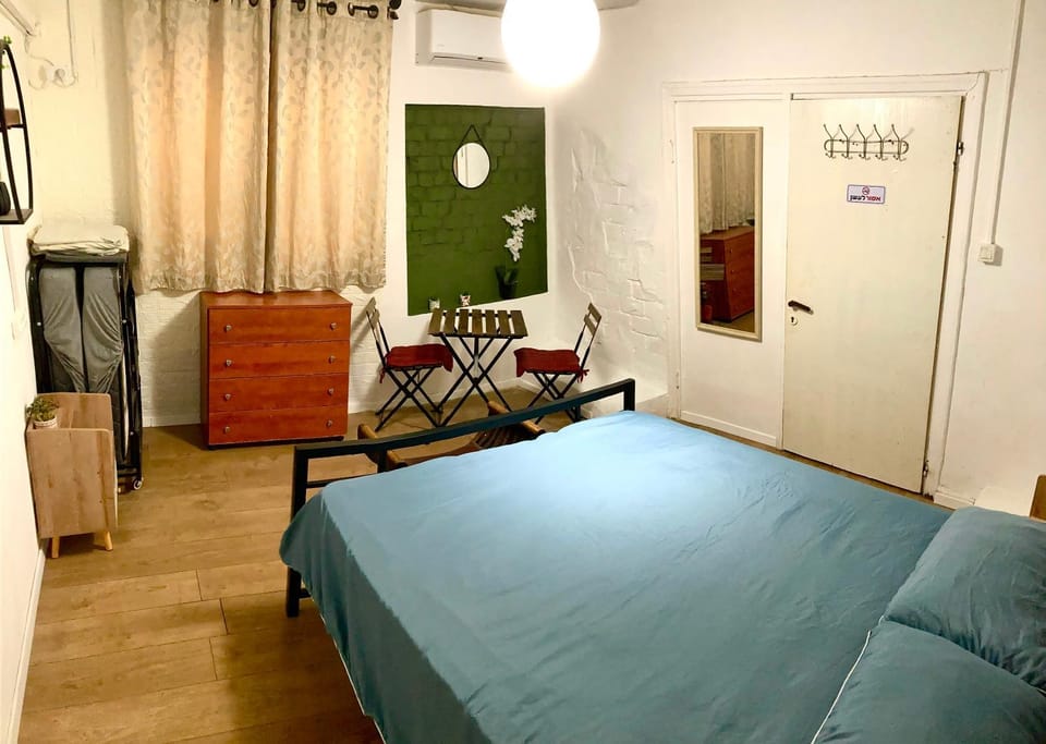 Bed, Photo of the whole room, Seating area, Bedroom, young children, older children, group of guests, Family