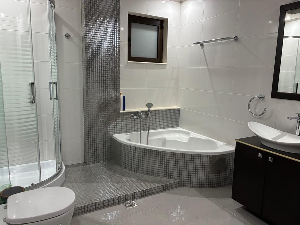 Shower, Toilet, Bathroom, Bath, towels