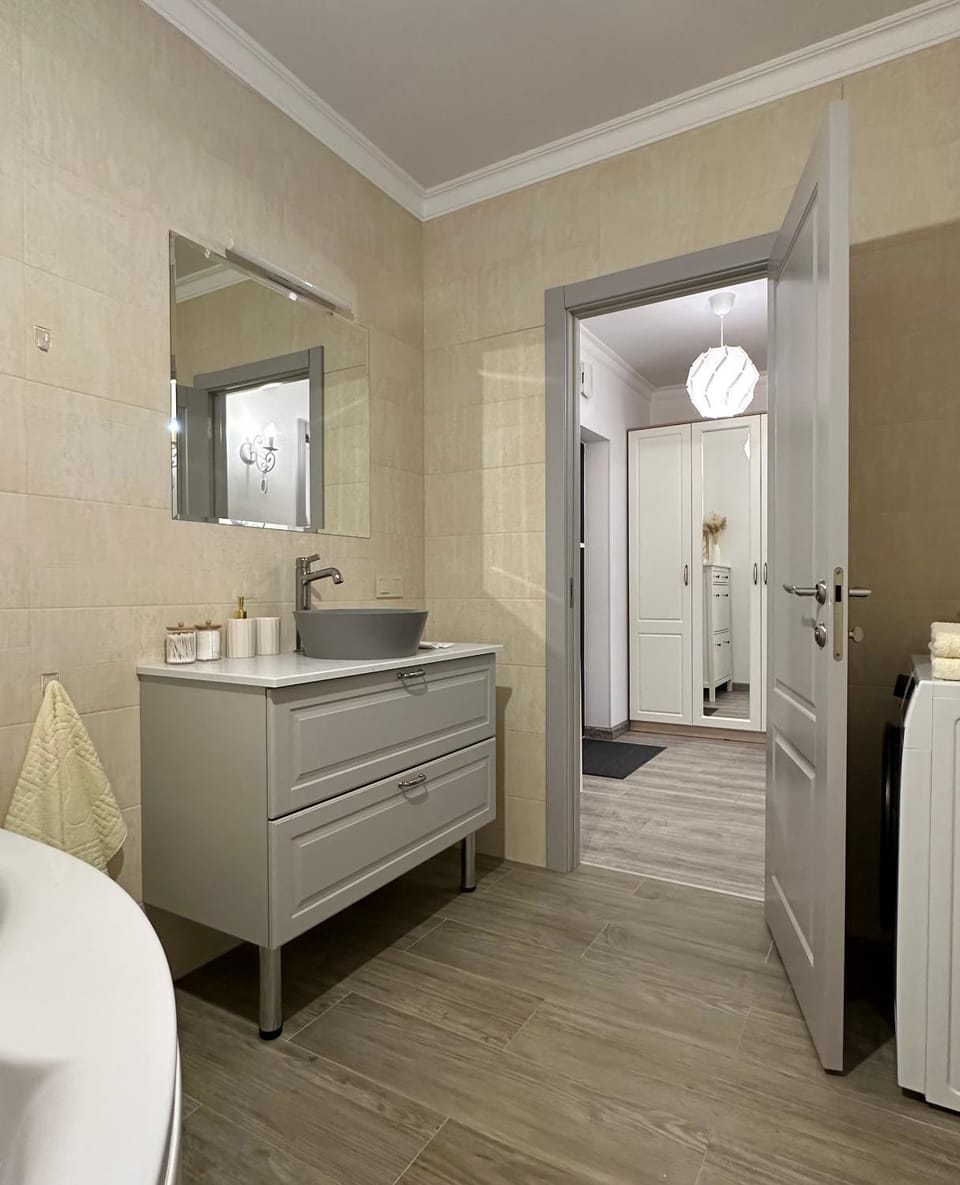 Bathroom, Bedroom, towels