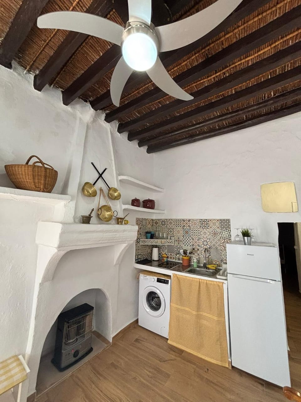 Kitchen or kitchenette, stove, washing machine