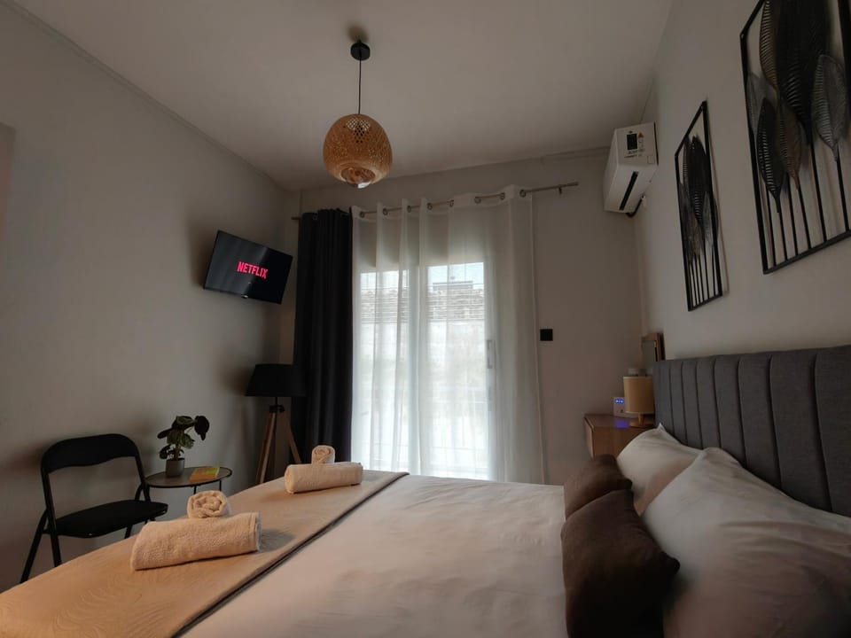 Bed, TV and multimedia, Photo of the whole room, Bedroom, towels