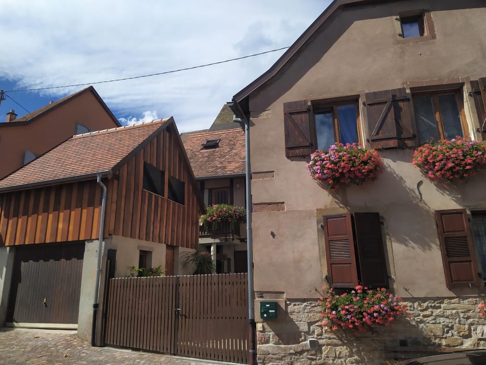Facade/entrance, Balcony/Terrace
