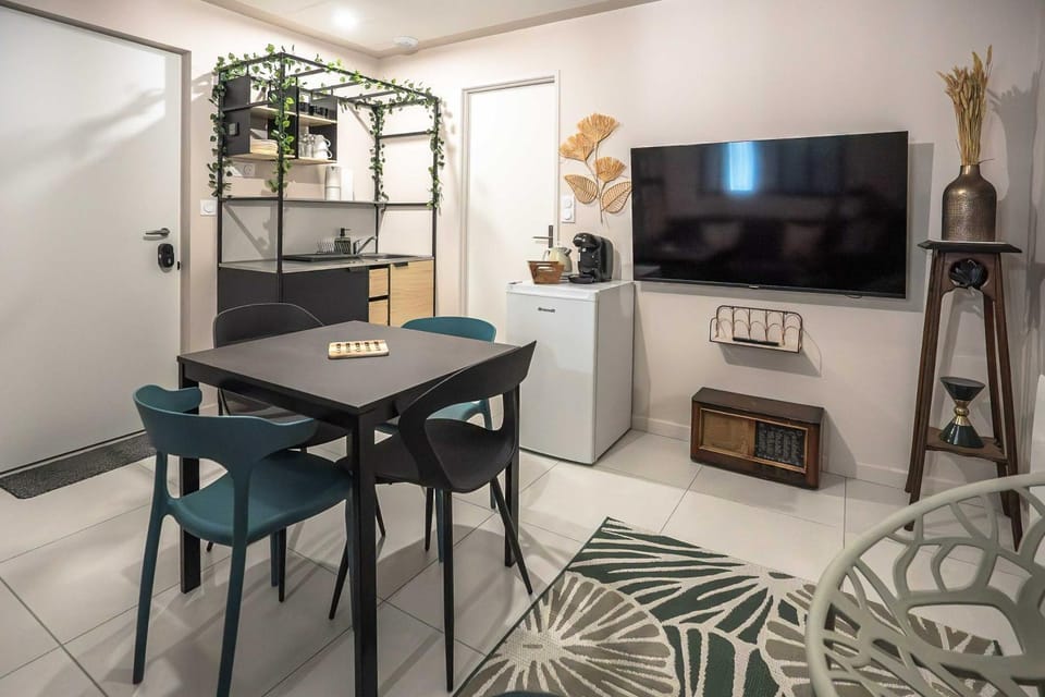 TV and multimedia, Living room, Seating area, Dining area