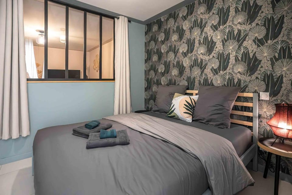 Bed, Photo of the whole room, Bedroom, towels