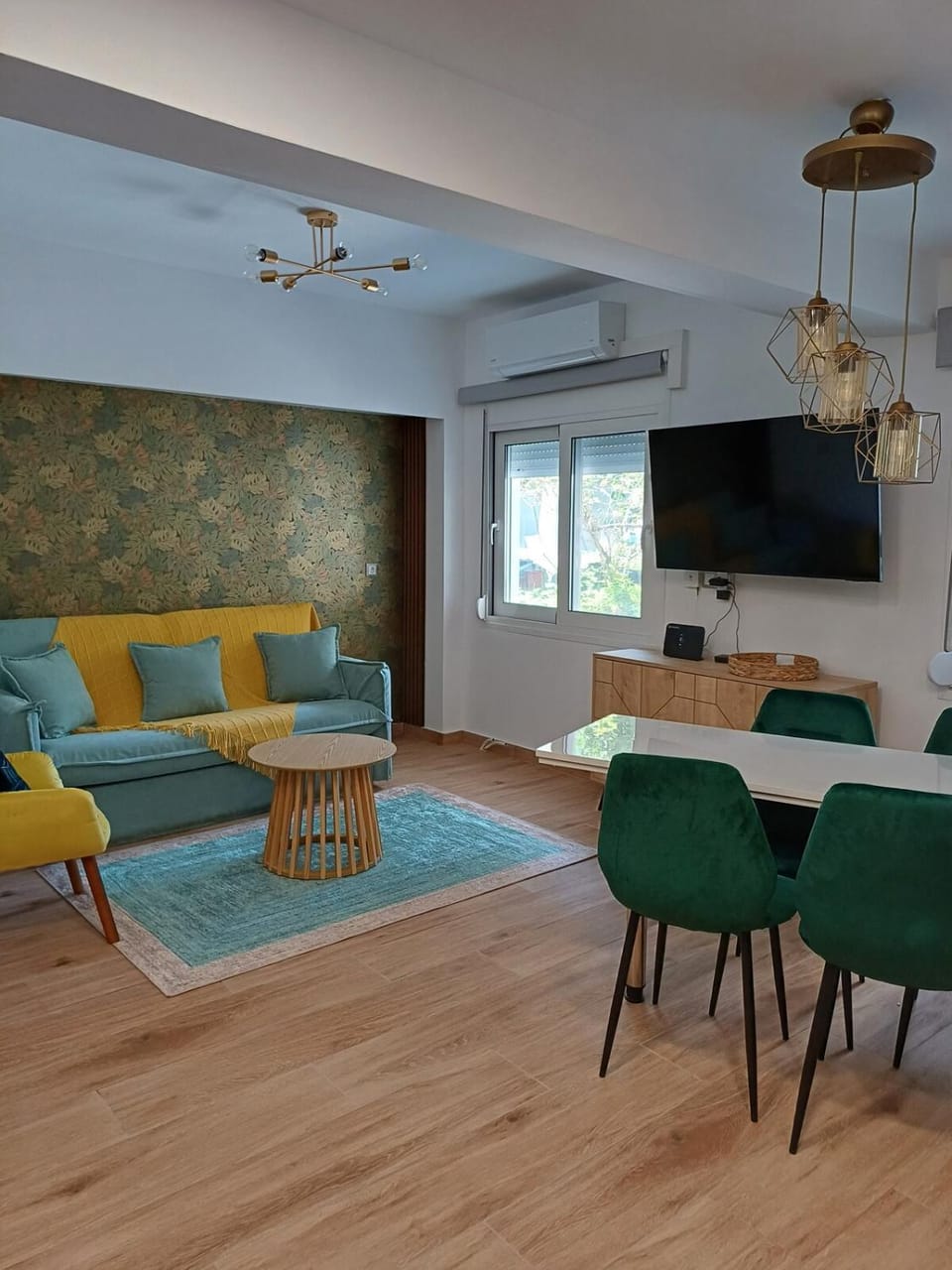 TV and multimedia, Living room, Seating area, Dining area