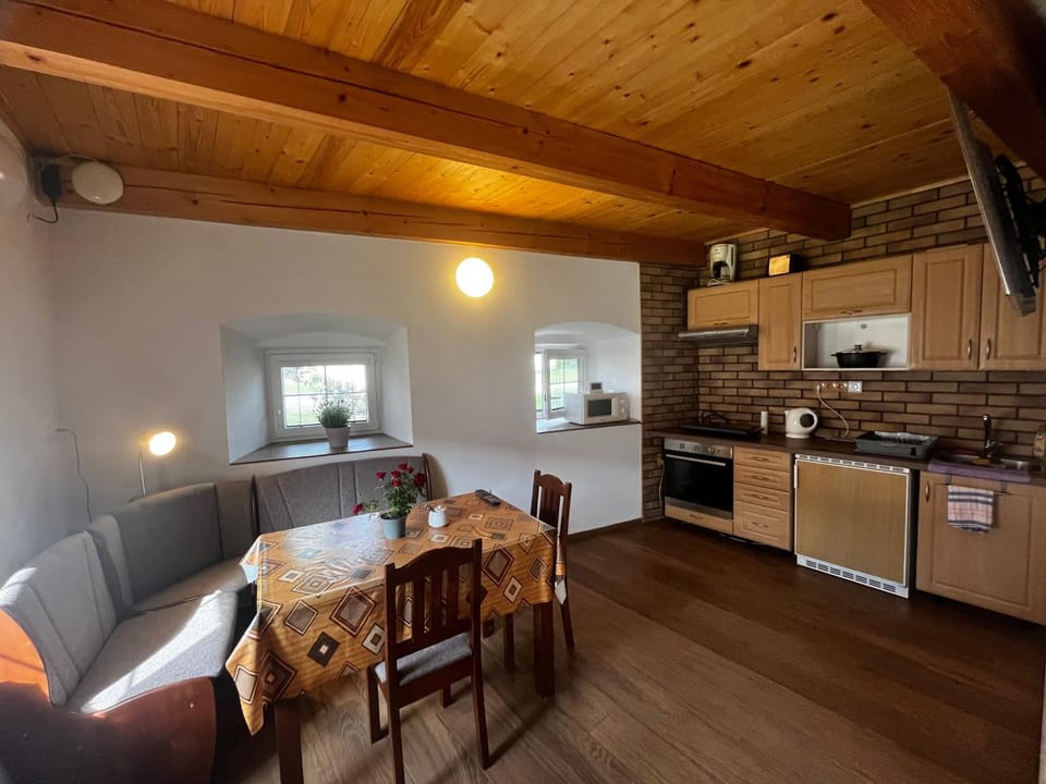 Kitchen or kitchenette, Seating area, Dining area, oven, stove
