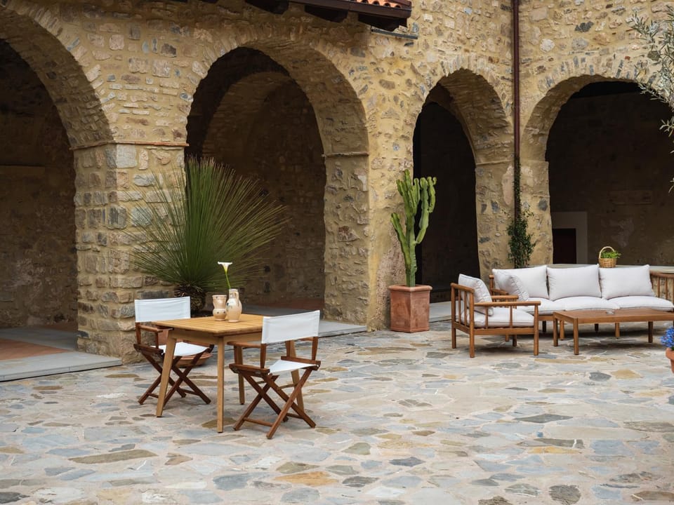 Patio, Day, Living room, Seating area, Dining area