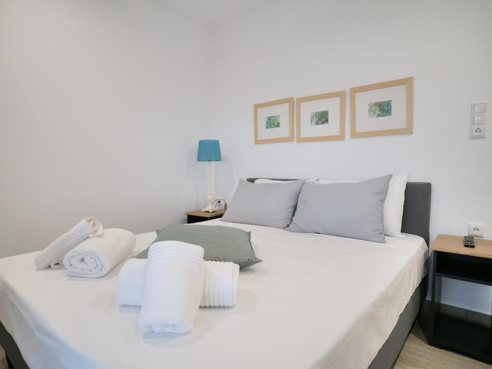 Bed, Bedroom, towels
