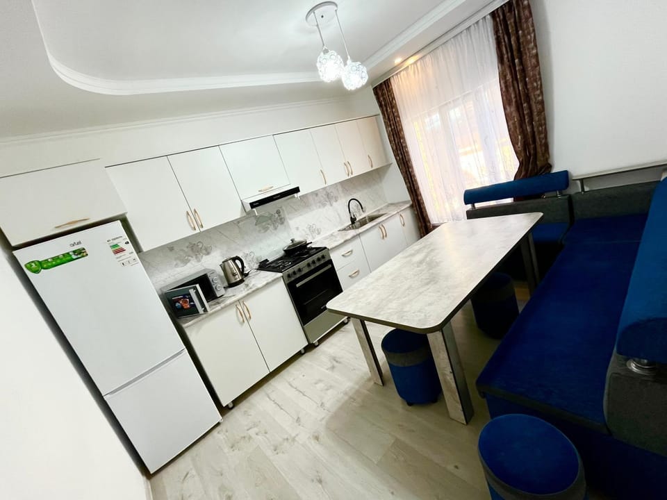Coffee/tea facilities, Kitchen or kitchenette, Dining area, oven, stove