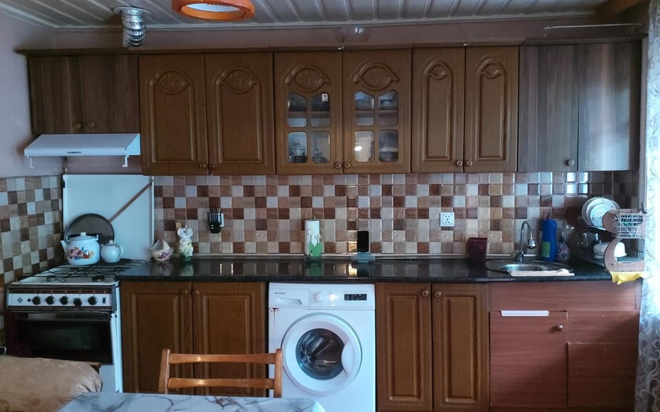 Kitchen or kitchenette, minibar