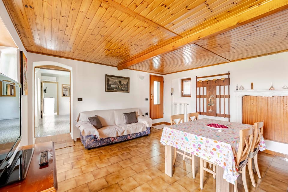 Communal lounge/ TV room, TV and multimedia, Living room, Seating area, Dining area, Evening entertainment