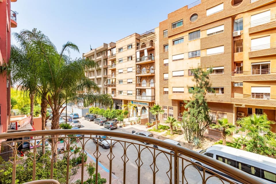 Property building, Day, Neighbourhood, City view, Street view