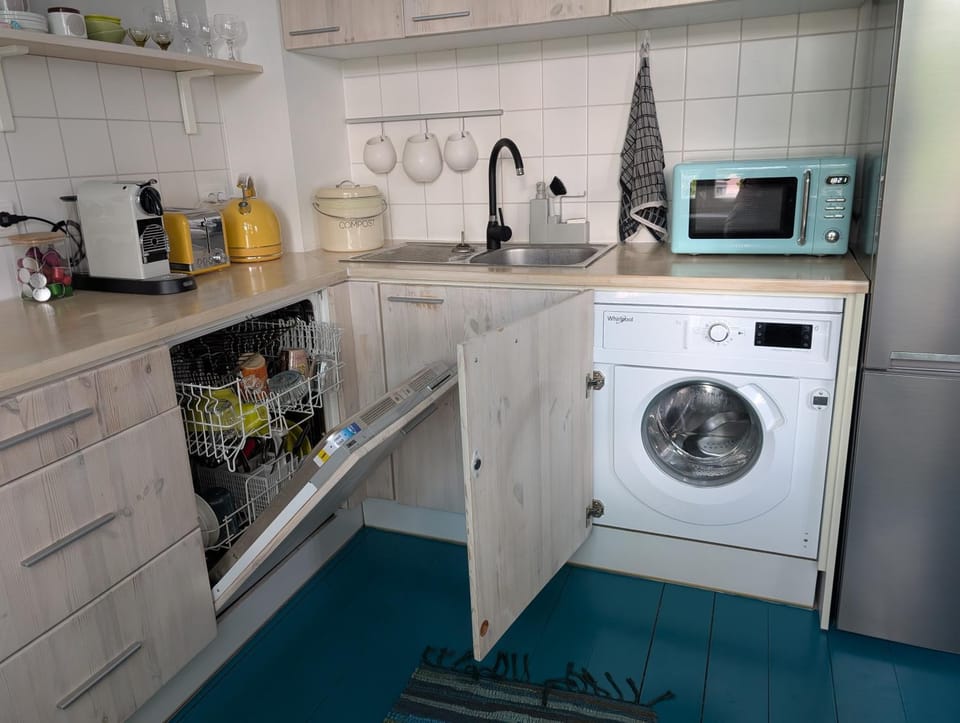 Coffee/tea facilities, Kitchen or kitchenette, dishwasher, microwave, washing machine