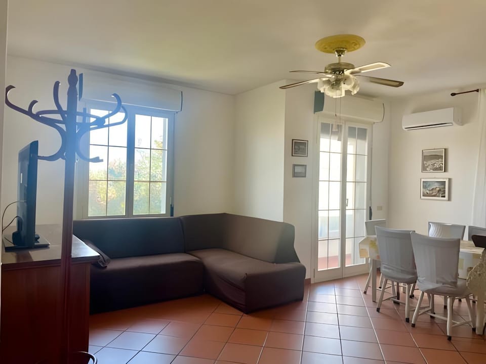 Living room, Dining area, fireplace