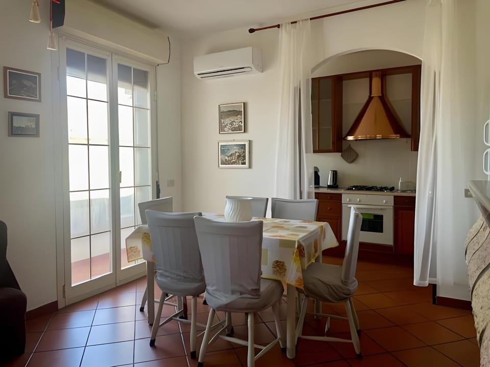 Kitchen or kitchenette, Living room, Seating area, Dining area, air conditioner