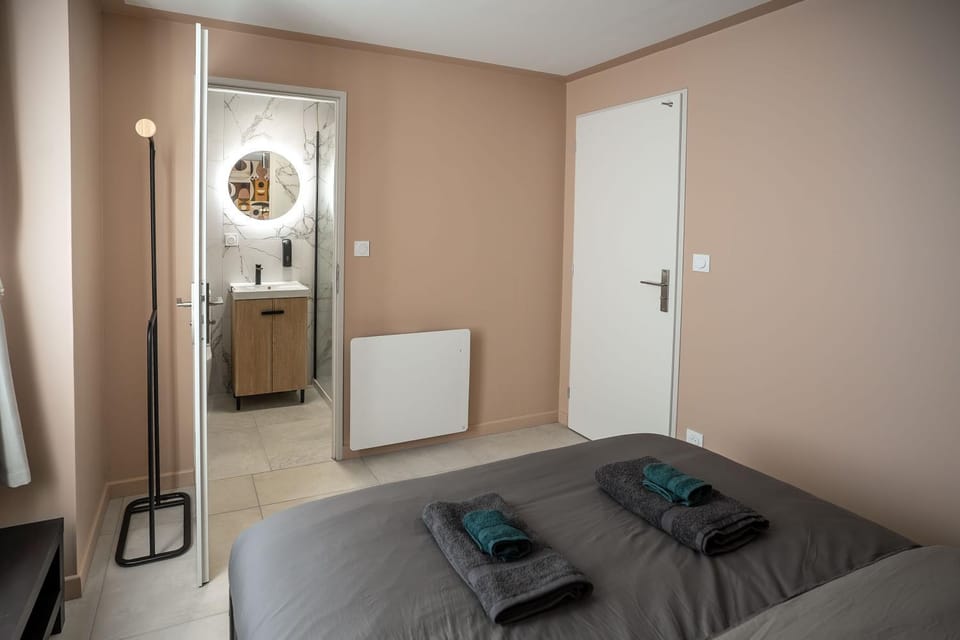 Bed, Bedroom, towels