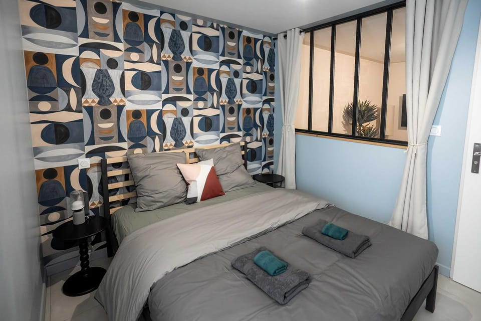 Bed, Photo of the whole room, Bedroom, towels