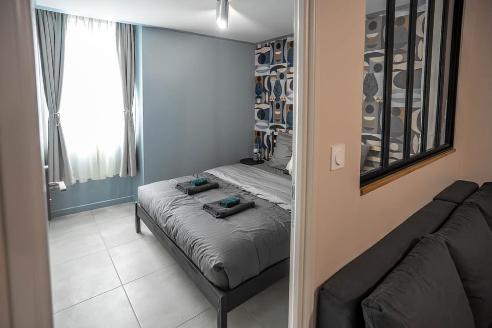 Bed, Photo of the whole room, Seating area, Bedroom, towels